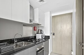 WelHome - Cozy Studio with Canal View in DAMAC Prive