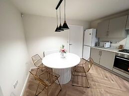 3-bed House, Sleeps 5, Free Parking
