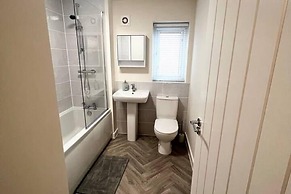 3-bed House, Sleeps 5, Free Parking