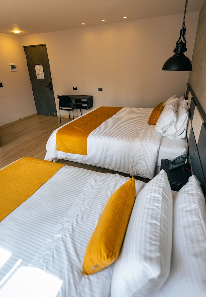 Hotel Balmoral Plaza
