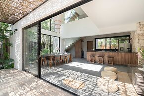 Twelve O’Clock Luxury Villas
