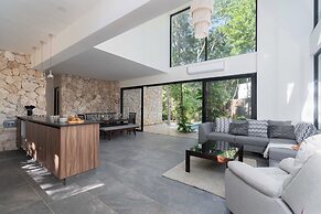 Twelve O’Clock Luxury Villas