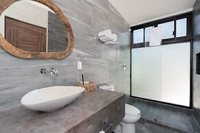 Twelve O’Clock Luxury Villas
