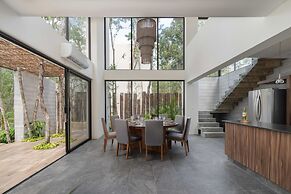 Twelve O’Clock Luxury Villas