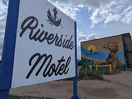 Riverside Motel & Suites