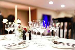 Q's Evander Hotel and Apartment