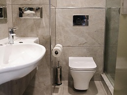 Q's Evander Hotel and Apartment