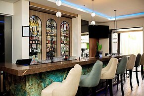 Q's Evander Hotel and Apartment