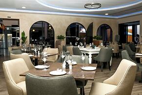 Q's Evander Hotel and Apartment