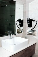 Q's Evander Hotel and Apartment