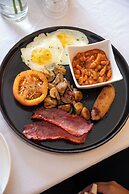 Q's Evander Hotel and Apartment