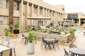 Q's Evander Hotel and Apartment