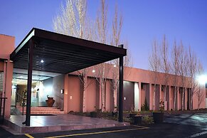 Q's Evander Hotel and Apartment