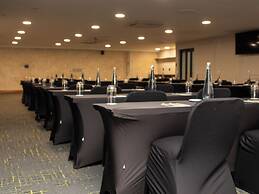 Q's Evander Hotel and Apartment