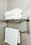 Q's Evander Hotel and Apartment