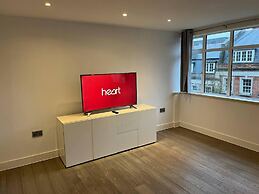 Luxury 2 Bed 2 Bath Apartment Central Location