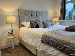 Luxury 2 Bed 2 Bath Apartment Central Location