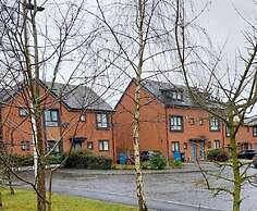 Runcorn - House - Sleeps 6 - Parking - Garden
