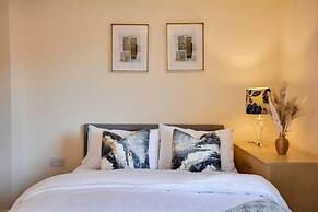Runcorn - House - Sleeps 6 - Parking - Garden
