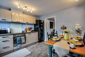 Runcorn - House - Sleeps 6 - Parking - Garden