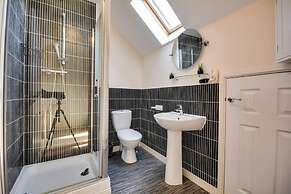 Runcorn - House - Sleeps 6 - Parking - Garden