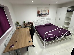 Separate One Bedroom Large Apartment in Slough