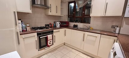 4 Bed Flat - Sleeps 12 - Pets - Wifi