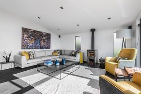 Taonga with panoramic sea views