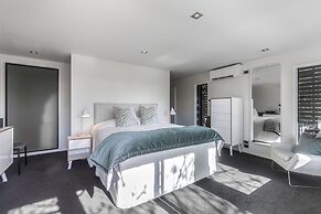 Taonga with panoramic sea views