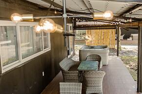 Mangoya Lounge