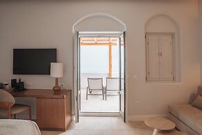 NĒRO Boutique Hotel