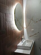 Atelier Deluxe Apt Must