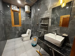 Hotel Mid Orchard Kasol (Riverside)