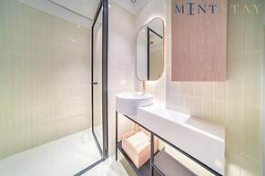 Chic Studio w Panoramic Burj Khalifa Views