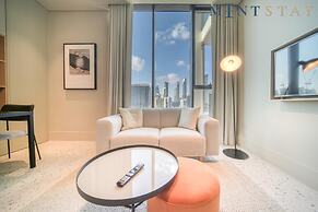 Chic Studio w Panoramic Burj Khalifa Views