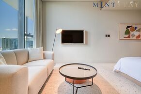 Chic Studio w Panoramic Burj Khalifa Views