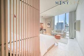 Chic Studio w Panoramic Burj Khalifa Views