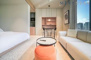 Chic Studio w Panoramic Burj Khalifa Views