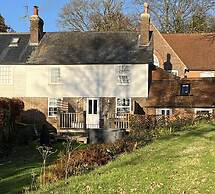 3br-fireplace-hottub-garden-parking