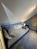 3br-fireplace-hottub-garden-parking