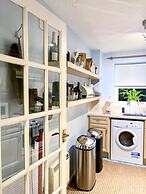 1-bed Apt, Sleeps 2, 20 min Walk to Centre