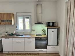 Entire unit near beach access to garden