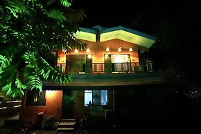 Lakeside Boheme Inn