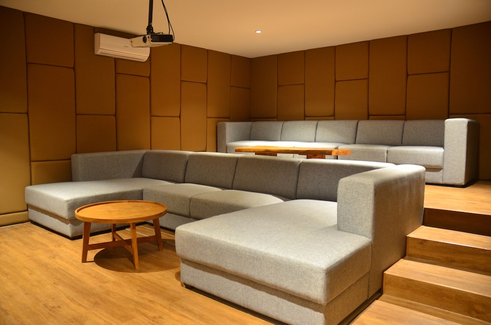 JadenHill CityView 8BR Villa Heated Pool+Movieroom
