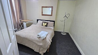 Beautiful 1-bed House in Leeds