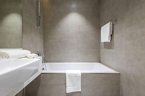 SuperHost - Serene 1BR in District One With Artificial Beach