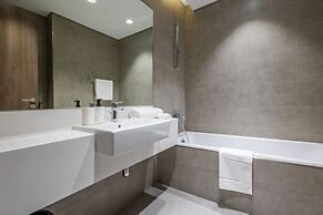 SuperHost - Serene 1BR in District One With Artificial Beach