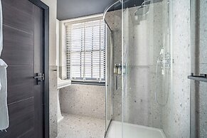 Crescent Place by Mansley