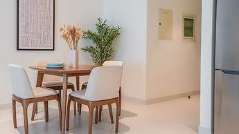 Aya - Beachfront Apartment With all Amenities and Pool