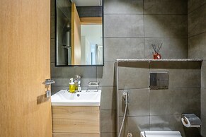 Tanin - Modern Spacious 1BR Apartment With 2 Balconies